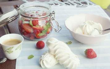 Strawberry & meringues
