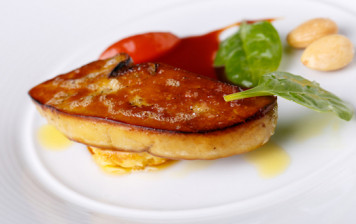 Foie gras slice to be pan...