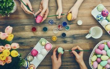 Egg coloring workshop at home