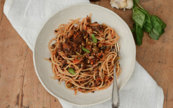 Vegane Spaghetti Bolognese mit Linsen und Pilzen